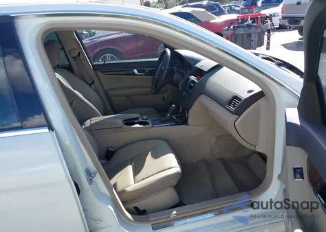 2010 Mercedes-Benz C 300 Luxury/Sport z USA, uszkodzony, nr VIN WDDGF5EB0AR124440